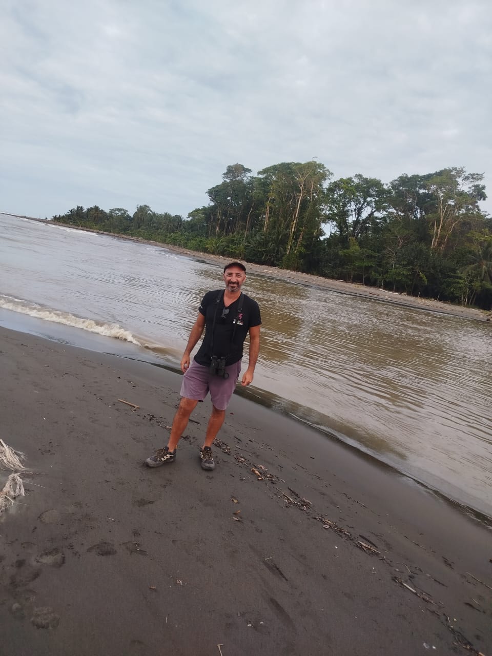 Guía en la playa con binoculares