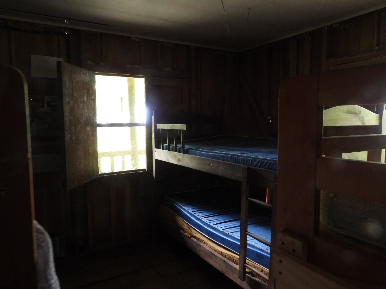 Interior de cabaña eco-lodge